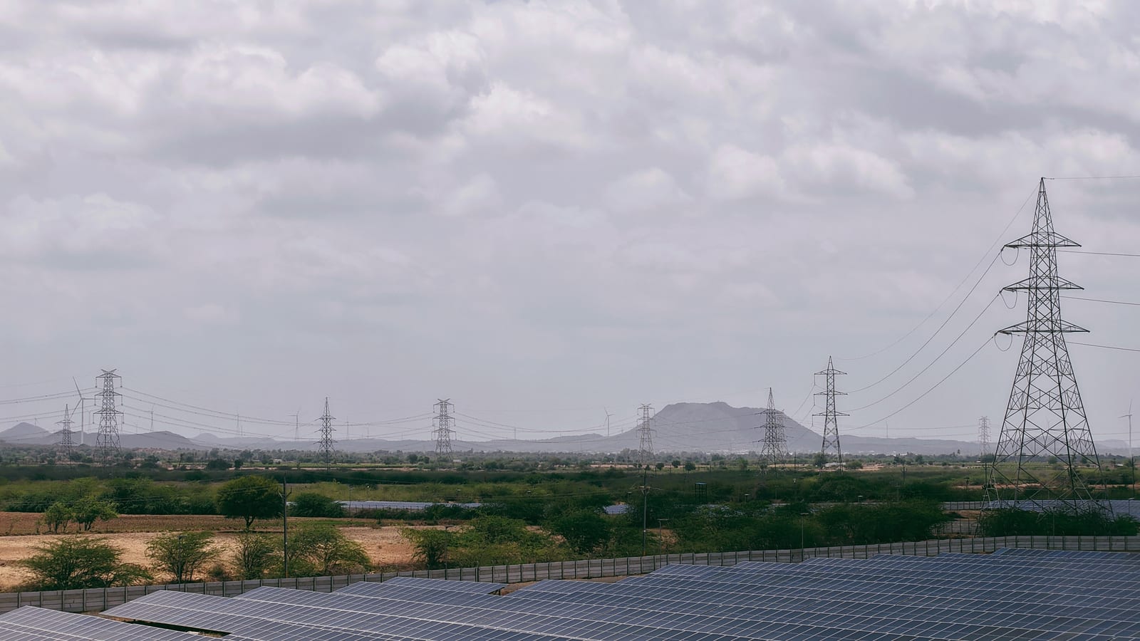 Transmission line connecting a utility-scale solar plant to the grid